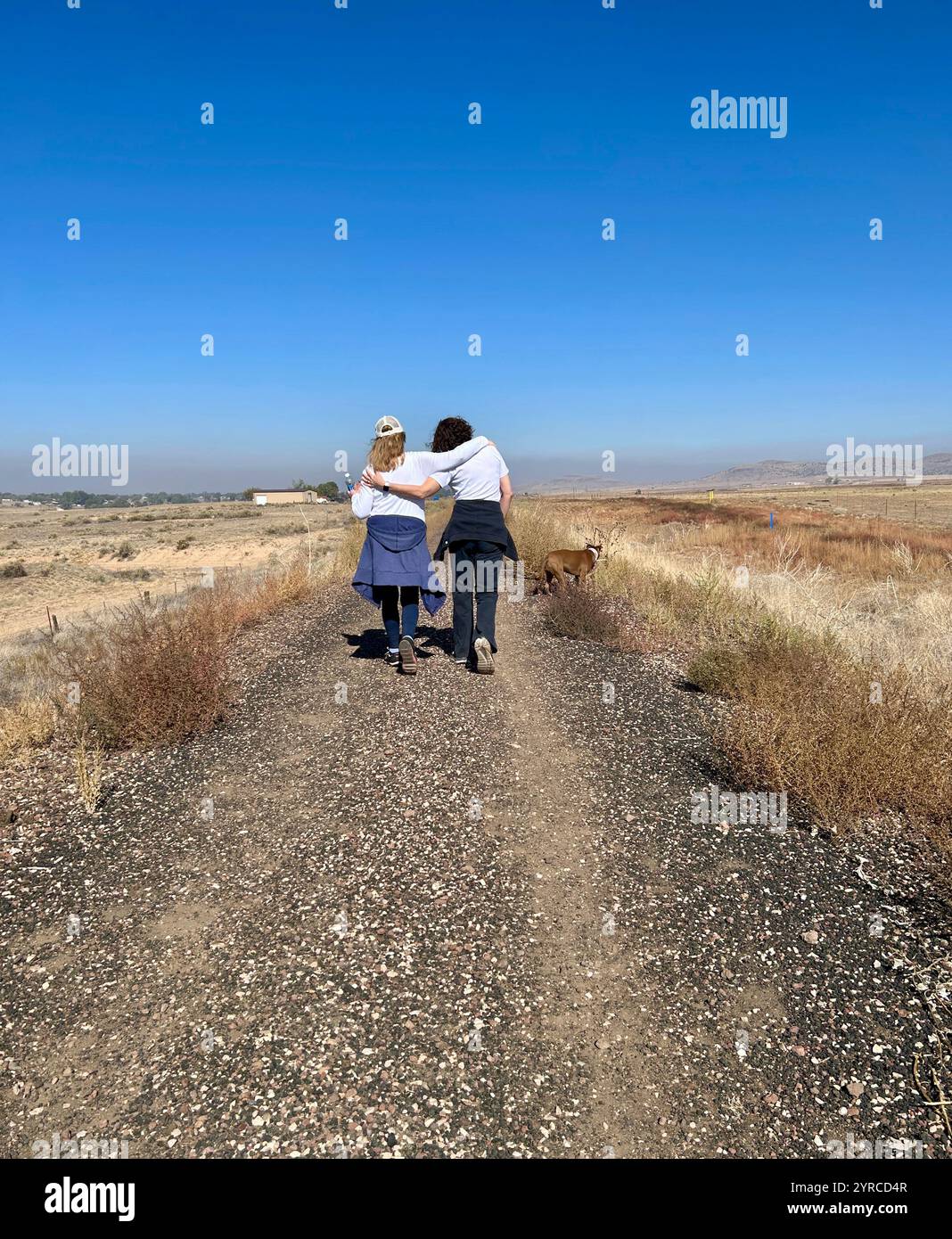 Deux femmes marchant sur un sentier. - Image de stock capturée avec un smartphone