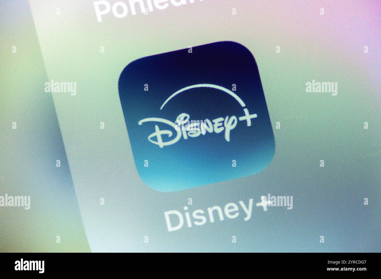 OSTRAVA, TCHÉQUIE - 27 JUILLET 2024 : application mobile Disney plus pour le service de streaming sur l'écran LCD de l'appareil iOS Banque D'Images