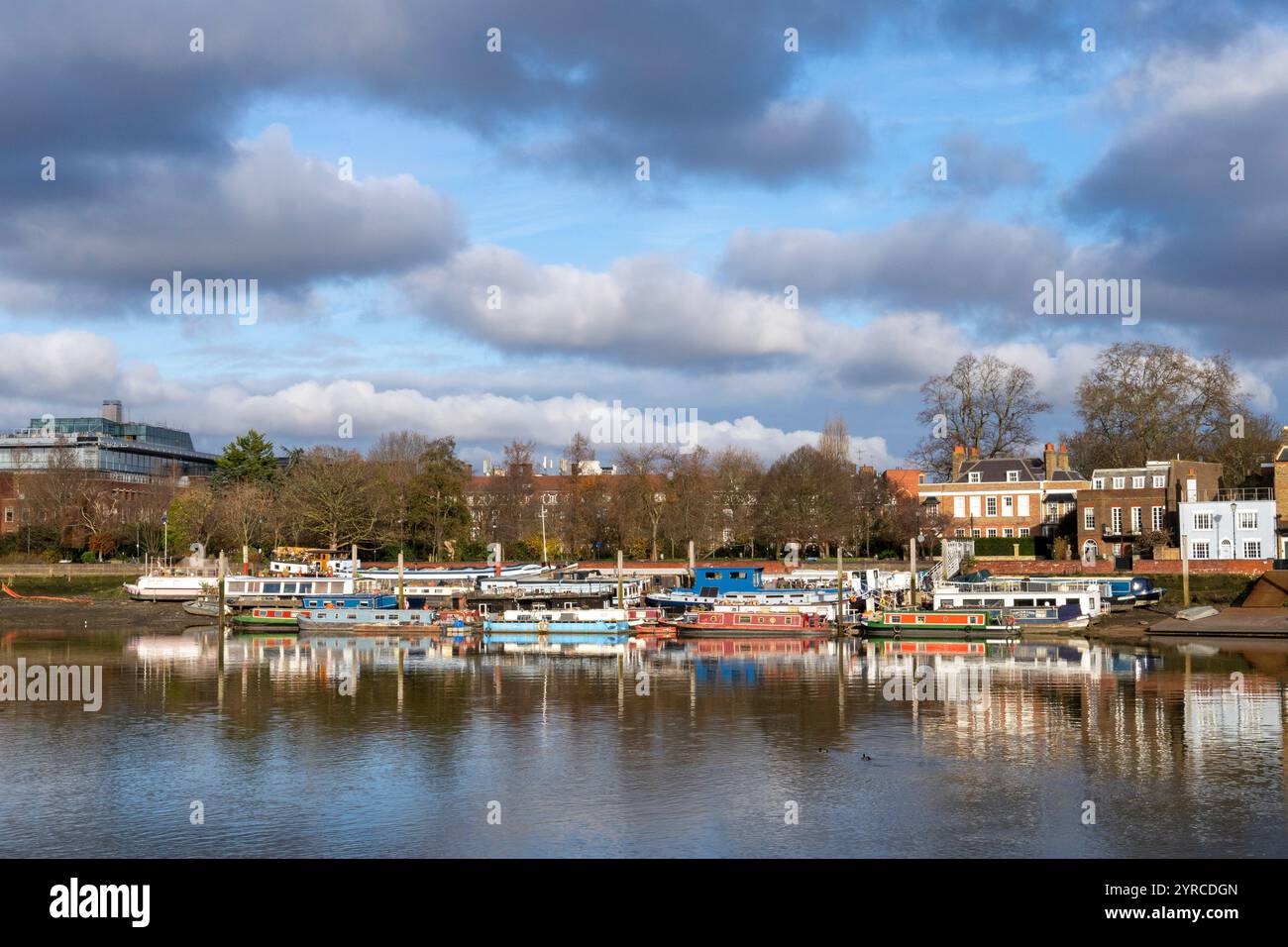 Tronçon de la Tamise sentier de Hammersmith Bridge à Barnes, Londres, Royaume-Uni Banque D'Images