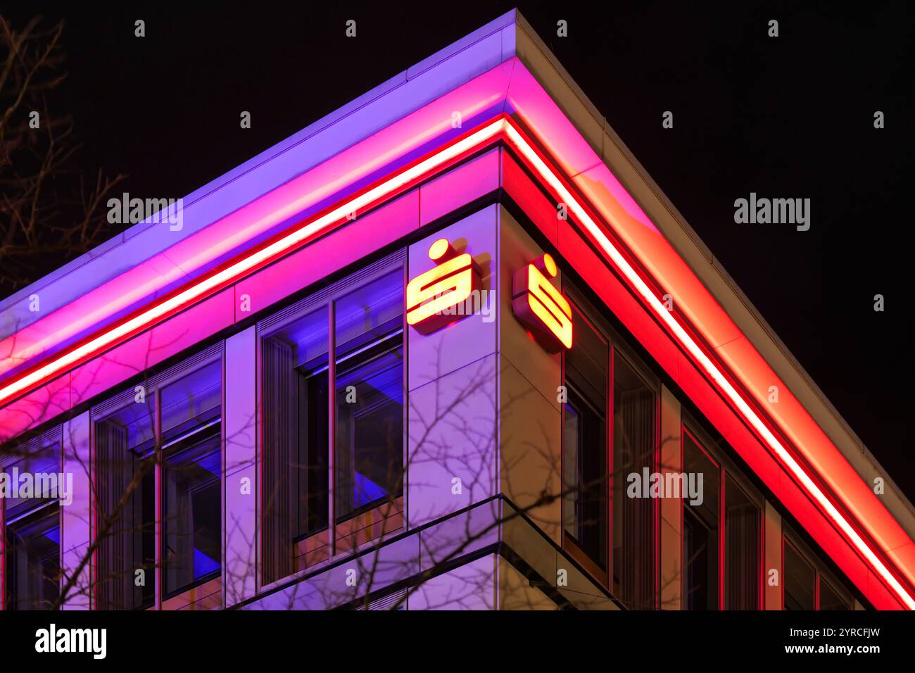 Darmstadt Allemagne, 20.11.2024 : lettrage et façade de la Sparkasse sur Luisenplatz colorés illuminés à Noël Banque D'Images