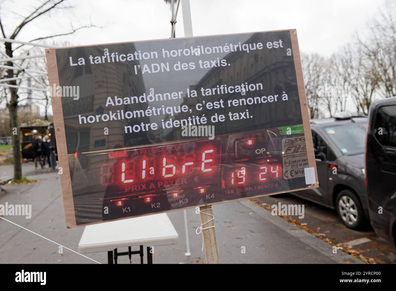 La colère monte chez les chauffeurs de taxi contre l'ubérisation de leur profession, les forces de police les ont empêcher d'aller devant l'assemblée Banque D'Images