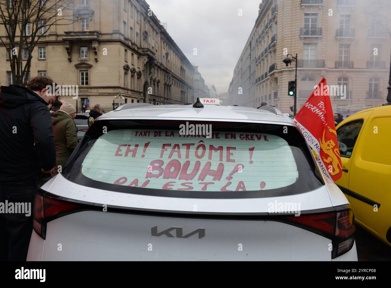 La colère monte chez les chauffeurs de taxi contre l'ubérisation de leur profession, les forces de police les ont empêcher d'aller devant l'assemblée Banque D'Images
