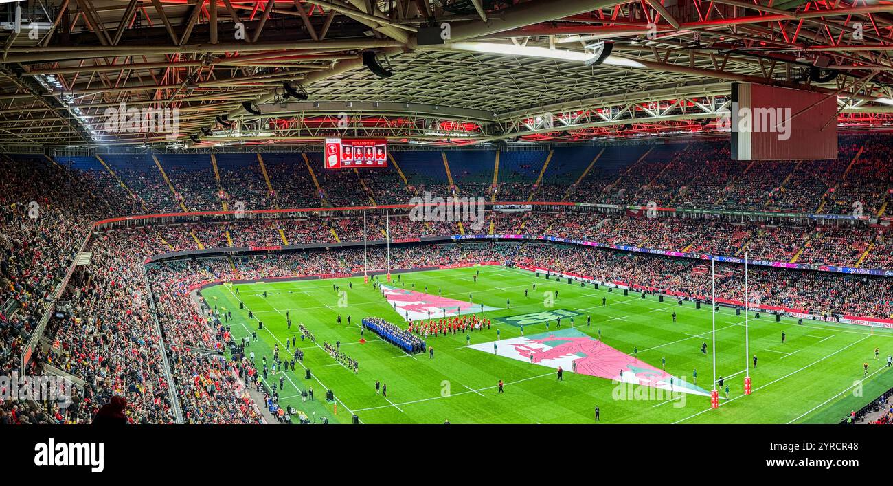 Cardiff, pays de Galles, Royaume-Uni - 17 novembre 2024 : vue panoramique d'un match international de rugby joué sous le toit fermé du Principality Stadium de la ville Banque D'Images