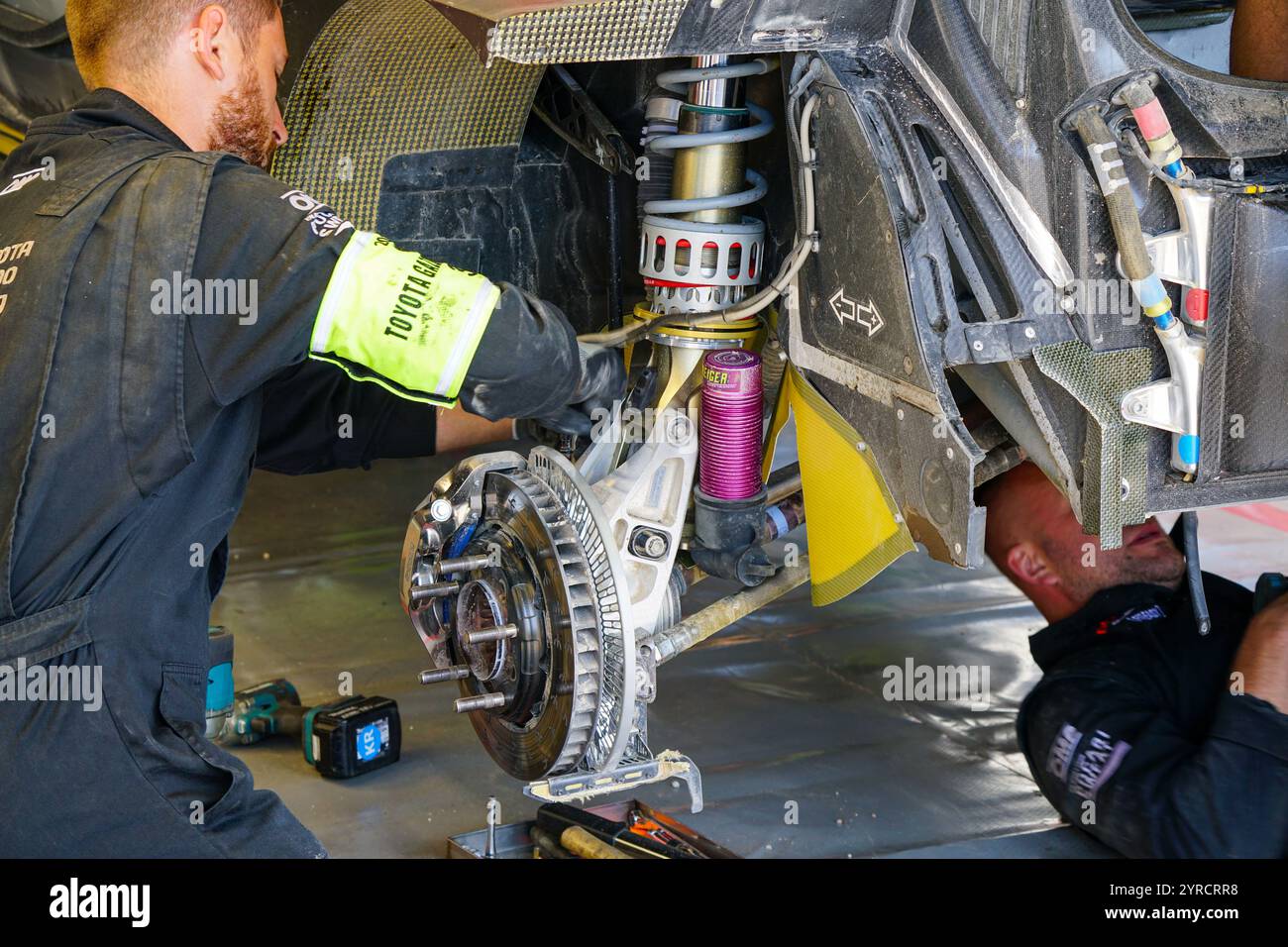 Liepaja, Lettonie- 20 juillet 2024 : WRC 2024 Rally Latvia Toyota Gazoo Racing service Park travail d'équipe, remplacement de l'amortisseur de suspension arrière Banque D'Images
