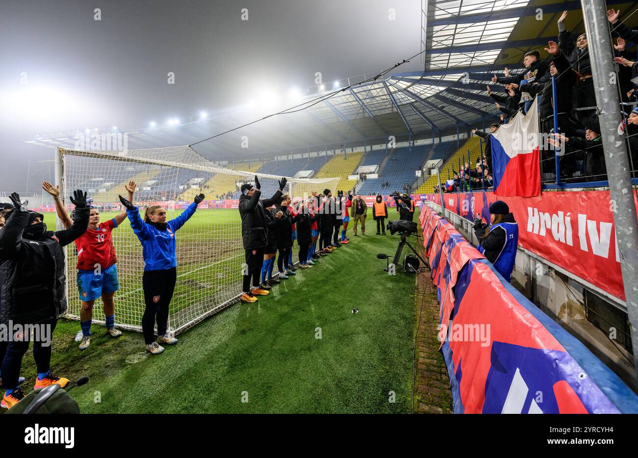 Teplice, République tchèque. 03 décembre 2024. Joueuses tchèques après le match de qualification de la Coupe d'Europe de football féminin 2e tour République tchèque vs Portugal à Teplice, République tchèque, le 3 décembre 2024. Crédit : Ondrej Hajek/CTK photo/Alamy Live News Banque D'Images
