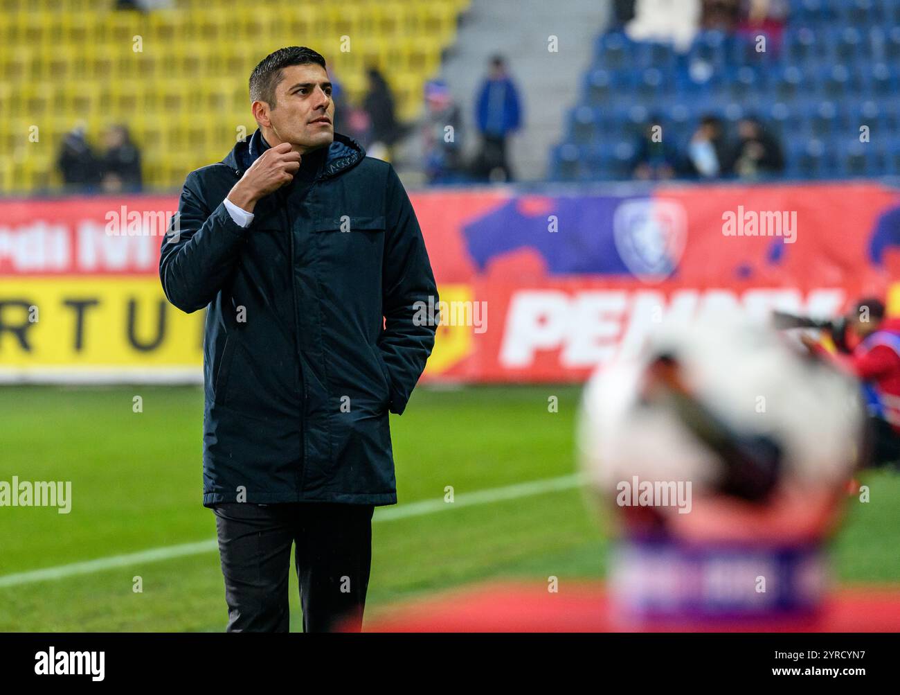 Teplice, République tchèque. 03 décembre 2024. Entraîneur du Portugal Francisco Neto lors du match de qualification éliminatoire de la Coupe d'Europe de football féminin 2e tour République tchèque vs Portugal à Teplice, République tchèque, le 3 décembre 2024. Crédit : Ondrej Hajek/CTK photo/Alamy Live News Banque D'Images