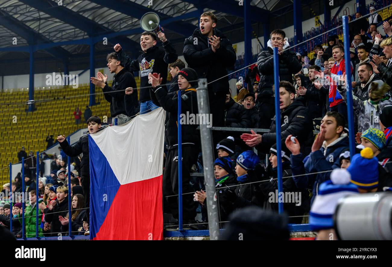 Teplice, République tchèque. 03 décembre 2024. Les supporters tchèques lors du match de qualification éliminatoire de la Coupe d'Europe de football féminin au 2e tour République tchèque vs Portugal à Teplice, République tchèque, le 3 décembre 2024. Crédit : Ondrej Hajek/CTK photo/Alamy Live News Banque D'Images
