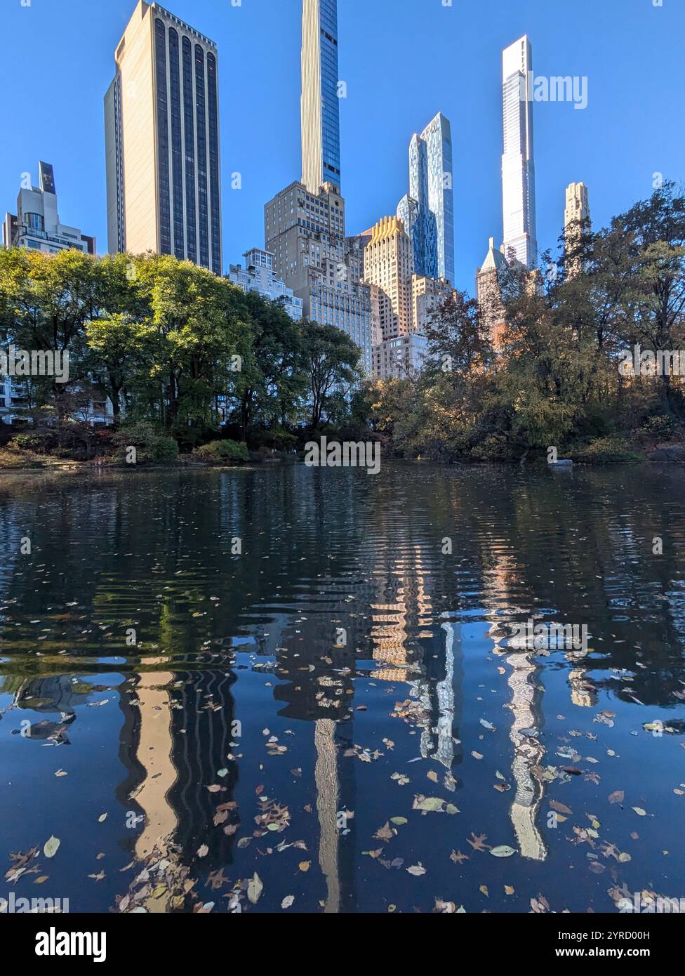 Les gratte-ciel de New York se reflètent dans l'eau de l'étang de Central Park - Image de stock capturée avec un smartphone