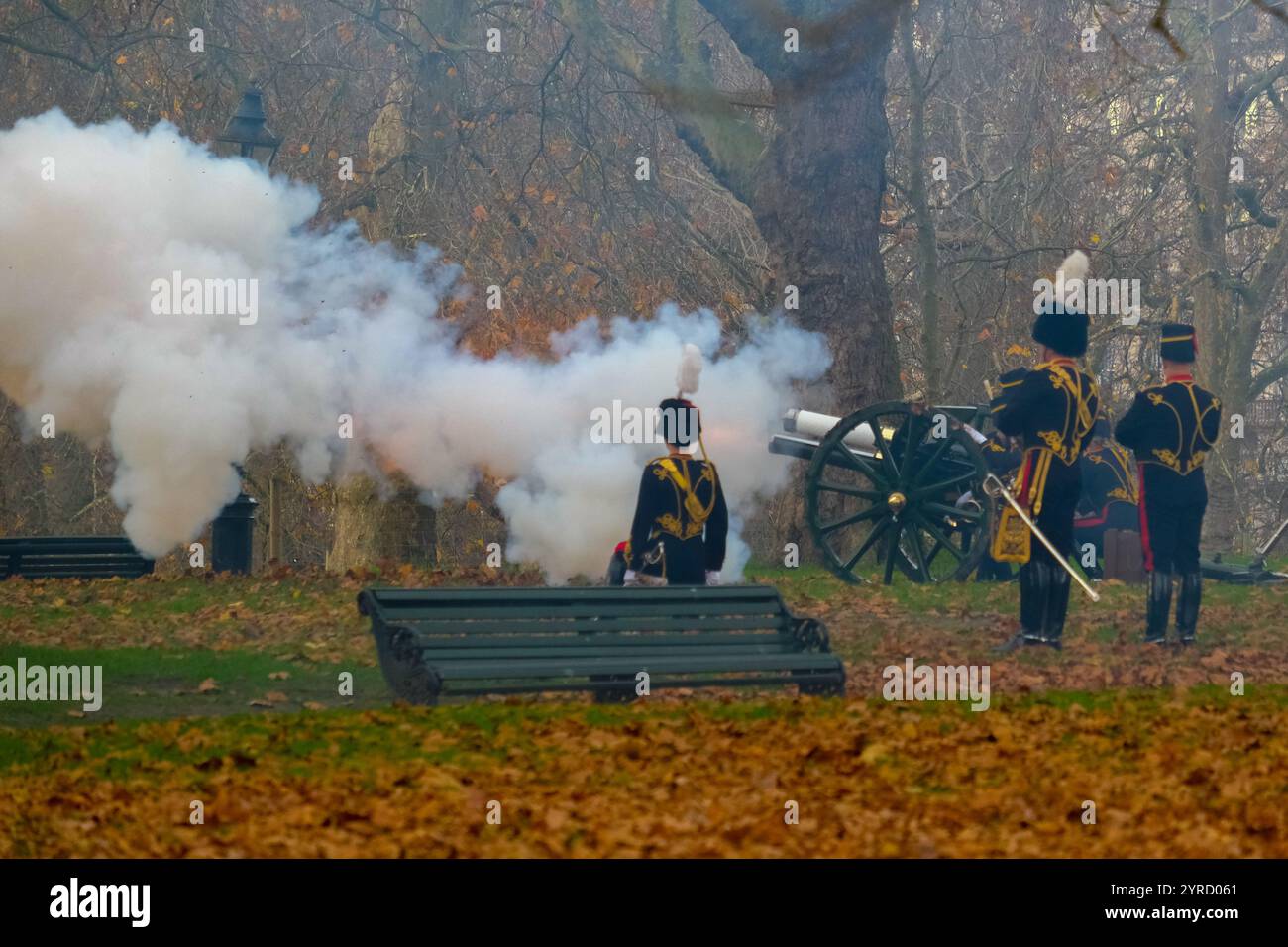 Londres, Royaume-Uni. 3 décembre 2024. Un salut de 41 en l'honneur de l'Émir de l'État du Qatar, exécuté par la troupe royale d'artillerie à cheval du Roi, a eu lieu à Green Park après la procession en calèche au cours du premier jour de la visite d'État. Crédit : onzième heure photographie/Alamy Live News Banque D'Images