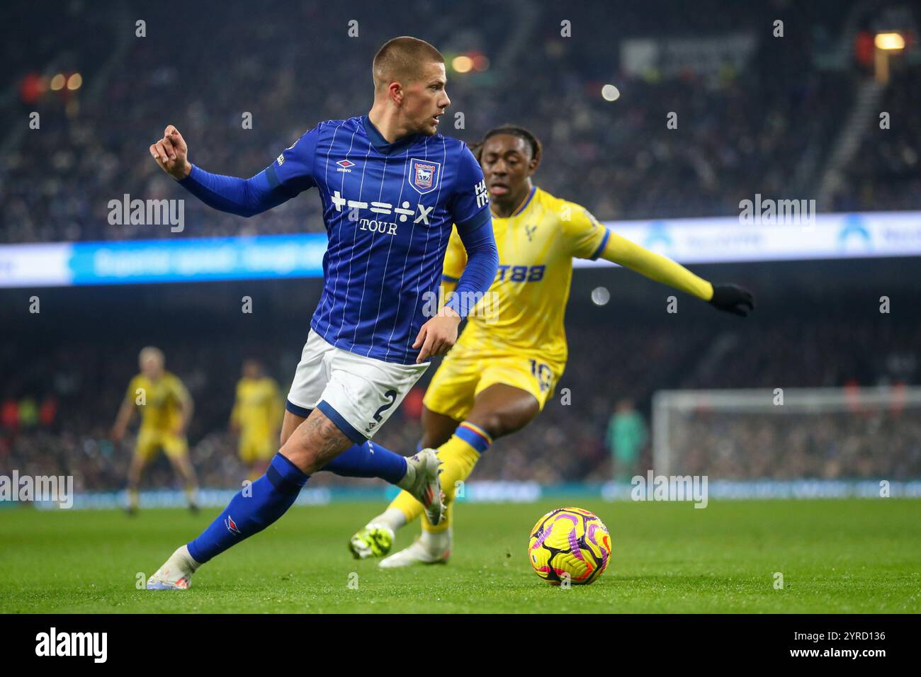 Harry Clarke d'Ipswich Town avec le ballon lors du match de premier League Ipswich Town vs Crystal Palace à Portman Road, Ipswich, Royaume-Uni, 3 décembre 2024 (photo par Izzy Poles/News images) Banque D'Images