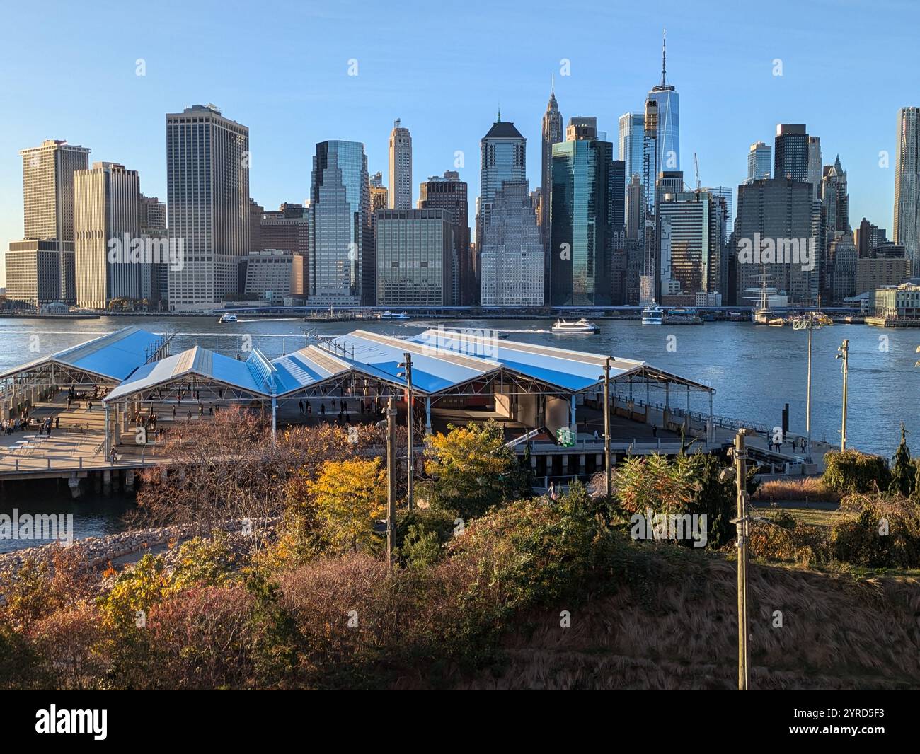 vue sur les gratte-ciel de new york depuis columbia heights - Image de stock capturée avec un smartphone