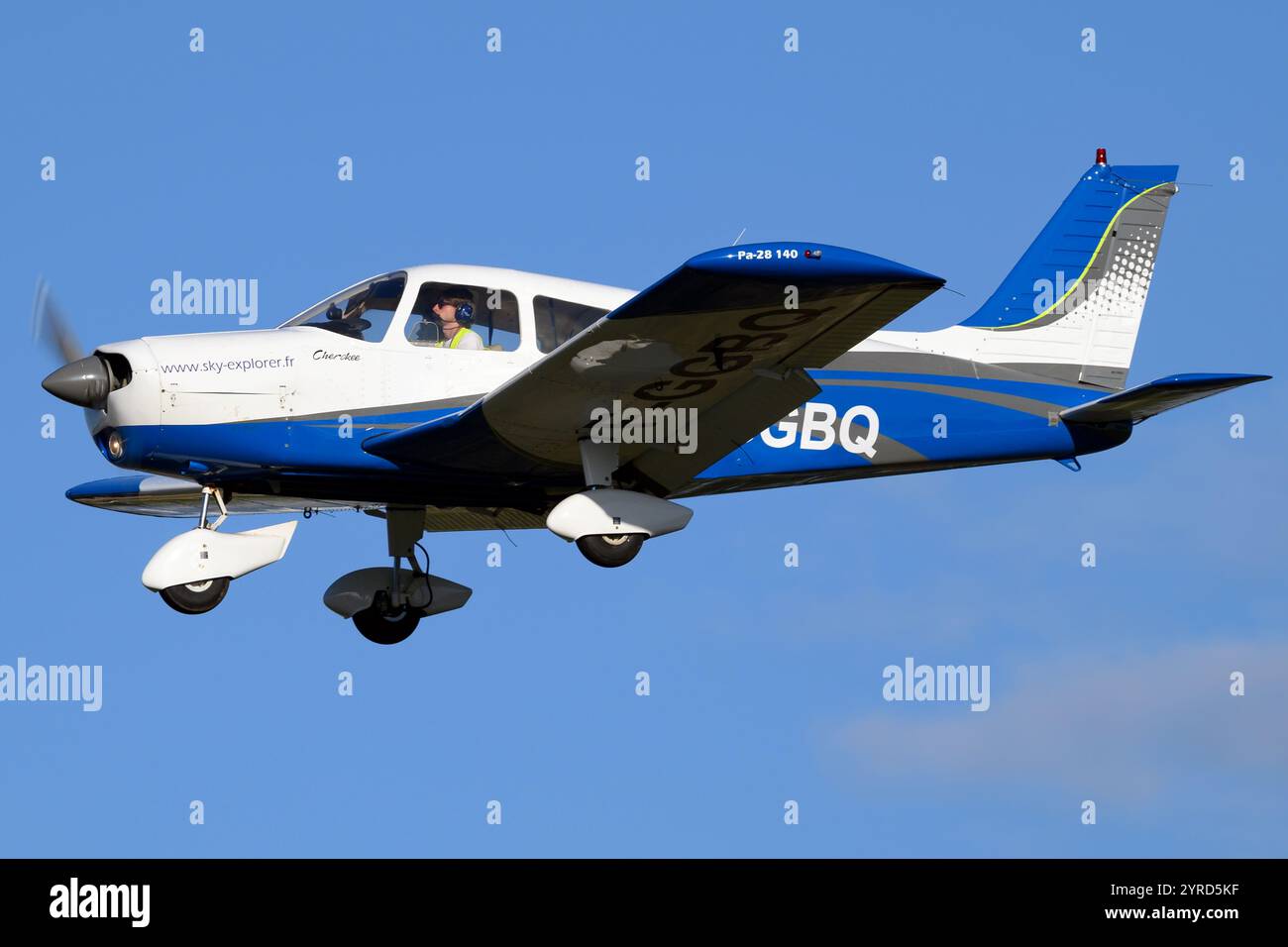 Piper PA-28-140 Cherokee Cruiser avion léger sur le point d'atterrir à l'aérodrome des milles à Aix-en-Provence. Il appartient à l'école de pilotage Sky Explorer Banque D'Images