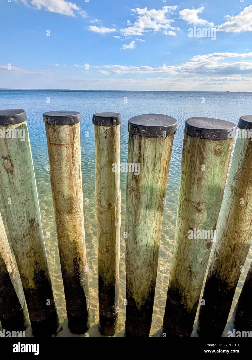 Clôture en bois abstrait avec fond d'eau - Image de stock capturée avec un smartphone