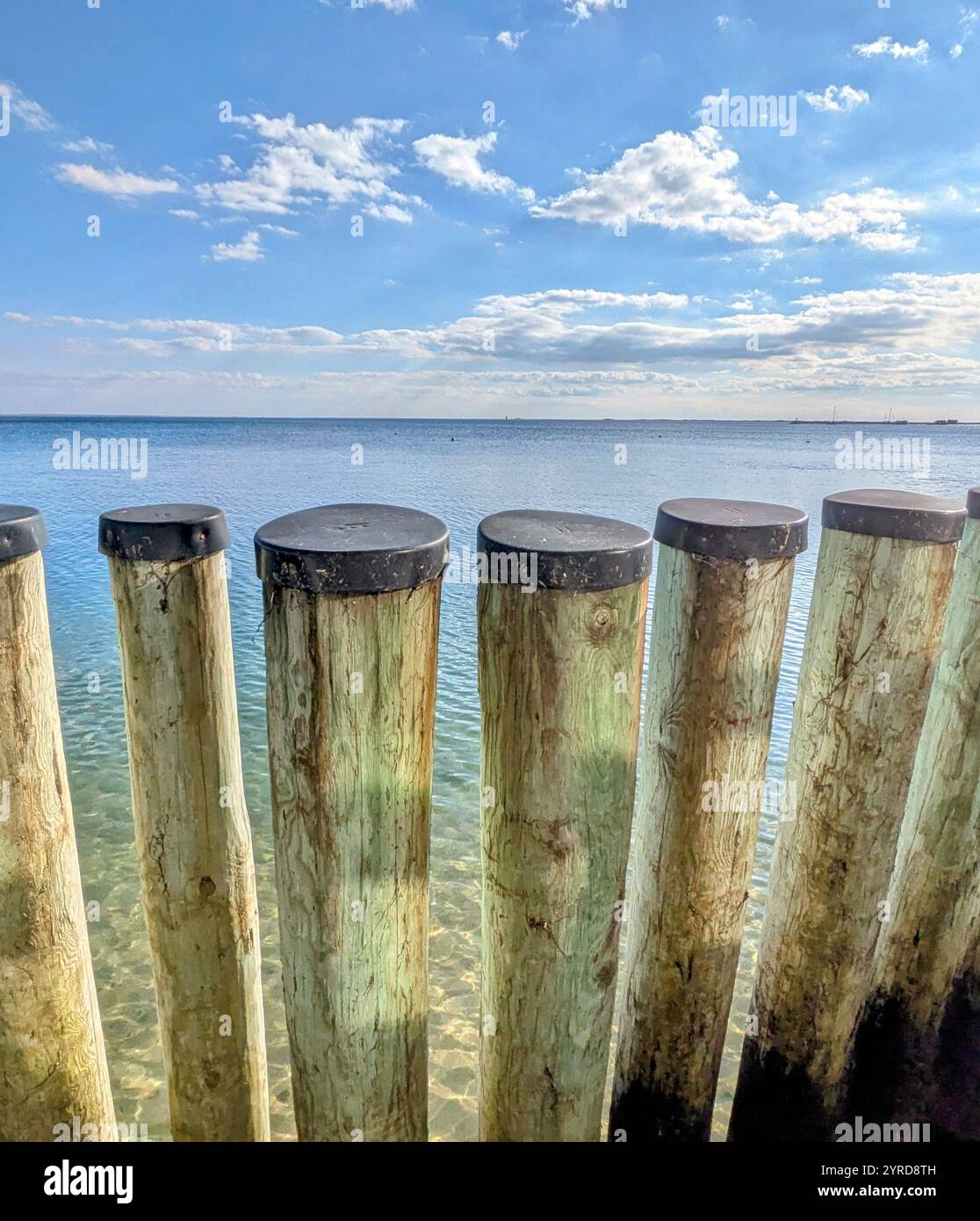Clôture en bois abstrait avec fond d'eau - Image de stock capturée avec un smartphone