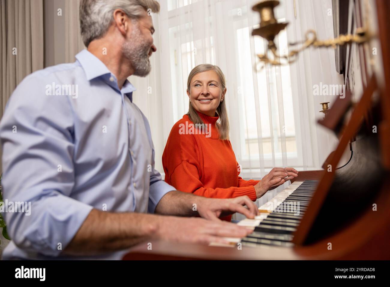 Femme mature ayant un cours de musique avec un professeur masculin Banque D'Images