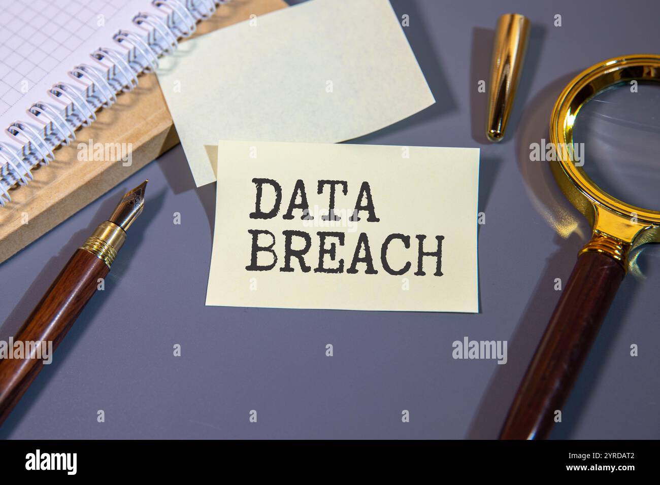 Légende de texte présentant la violation de données. Concept signifiant incident de sécurité où des informations sensibles protégées copiaient flashy School Office Supplies, Tea Banque D'Images