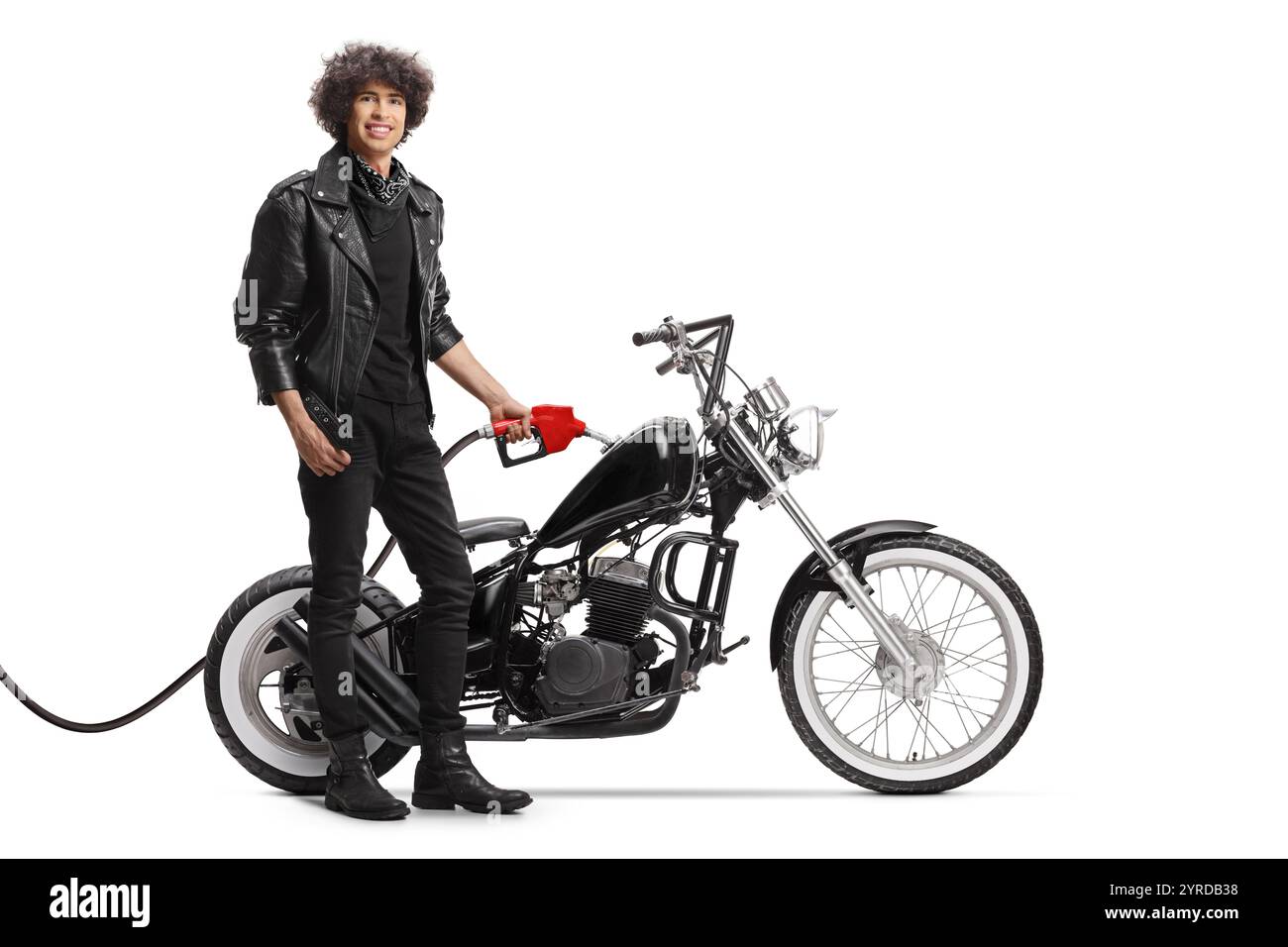 Guy remplissant une moto avec du carburant isolé sur fond blanc Banque D'Images