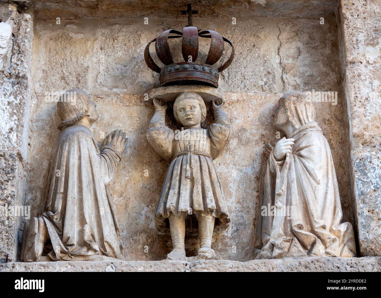 Sculpture en bas-relief attribuée à Stefano da Putignano (1470-1540) située au-dessus de l'entrée de l'église de la Madonna del Soccorso à Monopoli, en Italie Banque D'Images