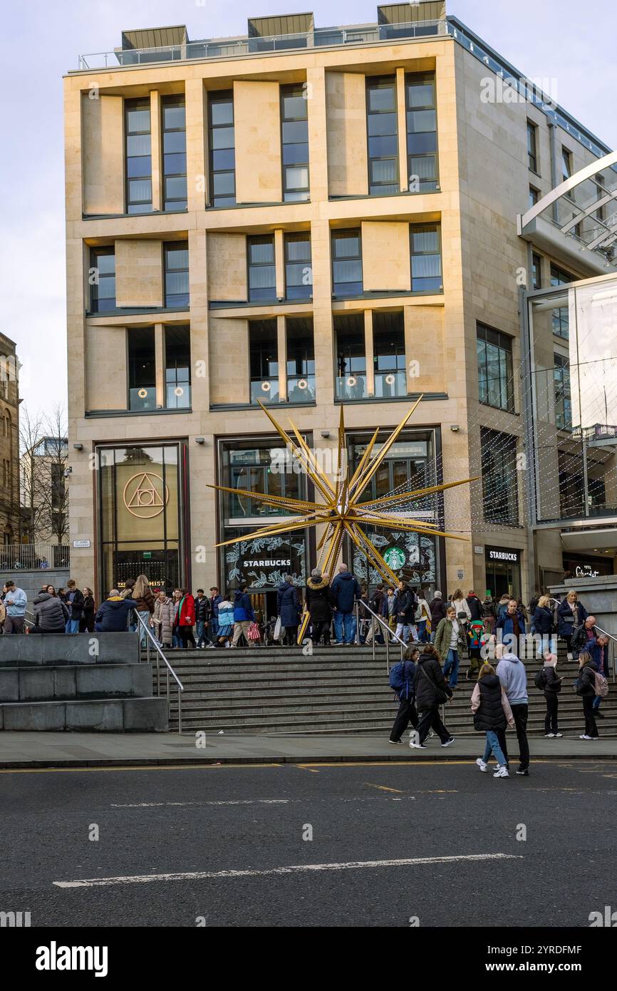 Les acheteurs de Noël sont sortis pour faire du shopping de Noël au quartier St James, à Édimbourg, en Écosse, au Royaume-Uni Banque D'Images
