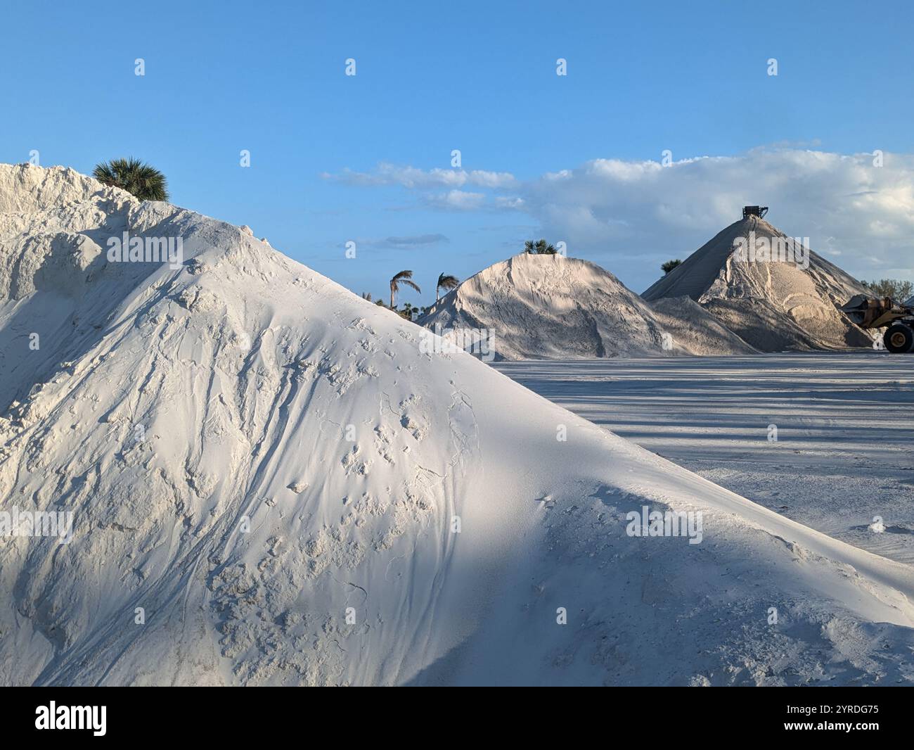 Piles de sable sur la plage de Bradenton après la tempête - Image de stock capturée avec un smartphone