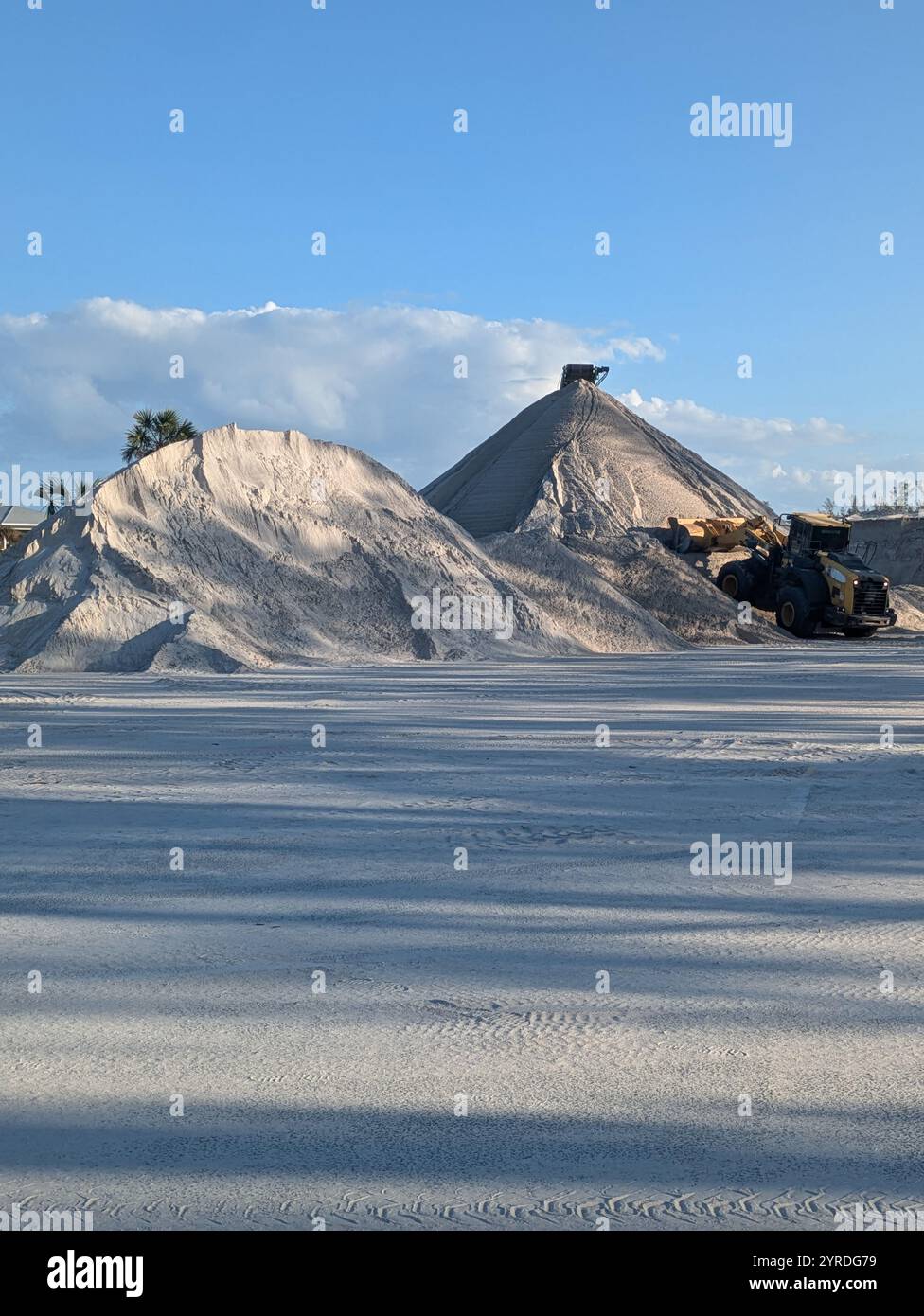 Piles de sable sur la plage de Bradenton après la tempête - Image de stock capturée avec un smartphone