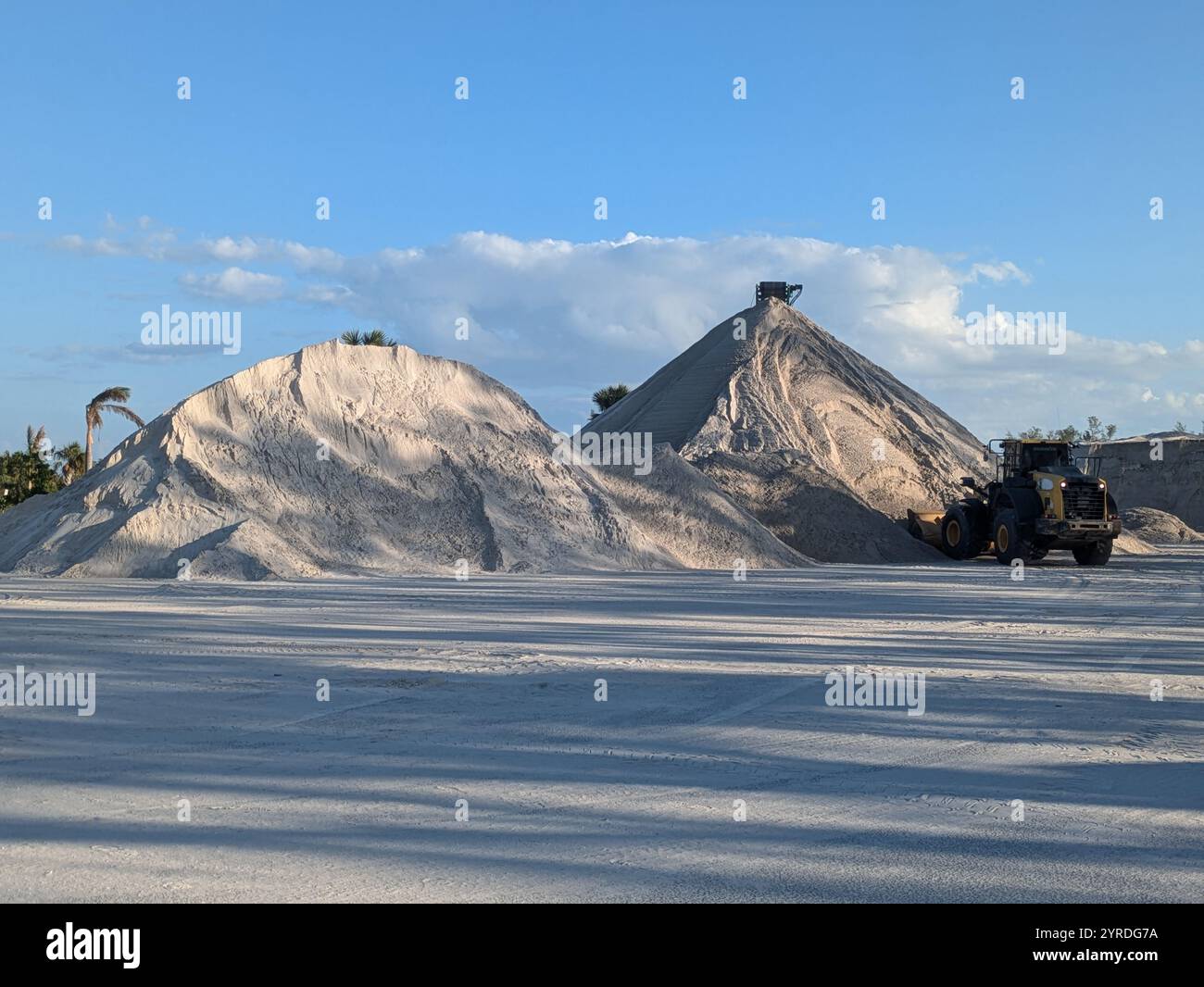 Piles de sable sur la plage de Bradenton après la tempête - Image de stock capturée avec un smartphone