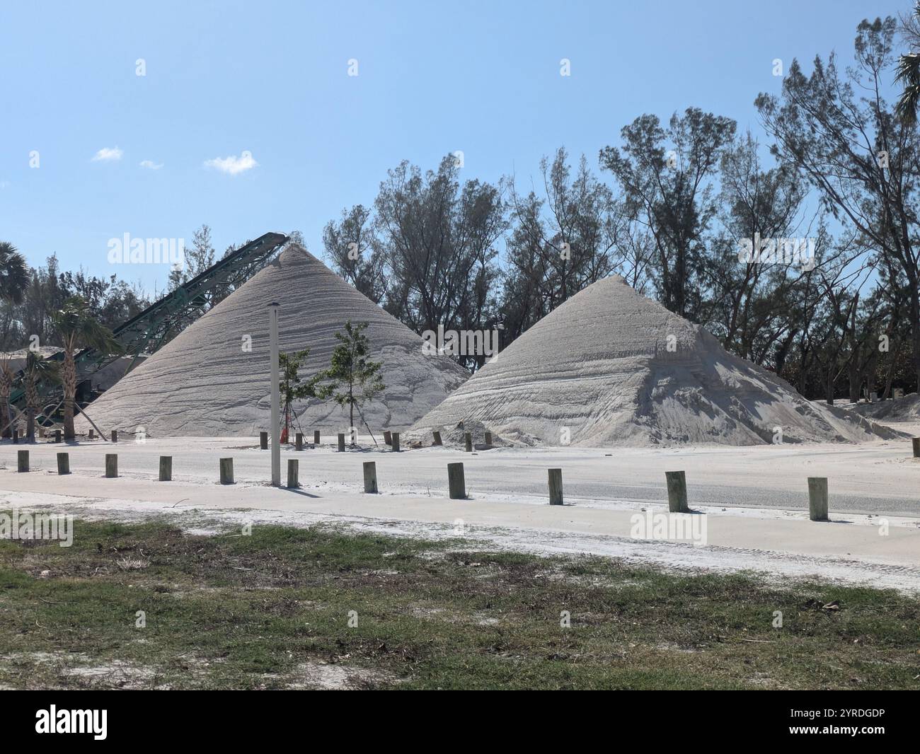 Piles de sable sur la plage de Bradenton après la tempête Banque D'Images