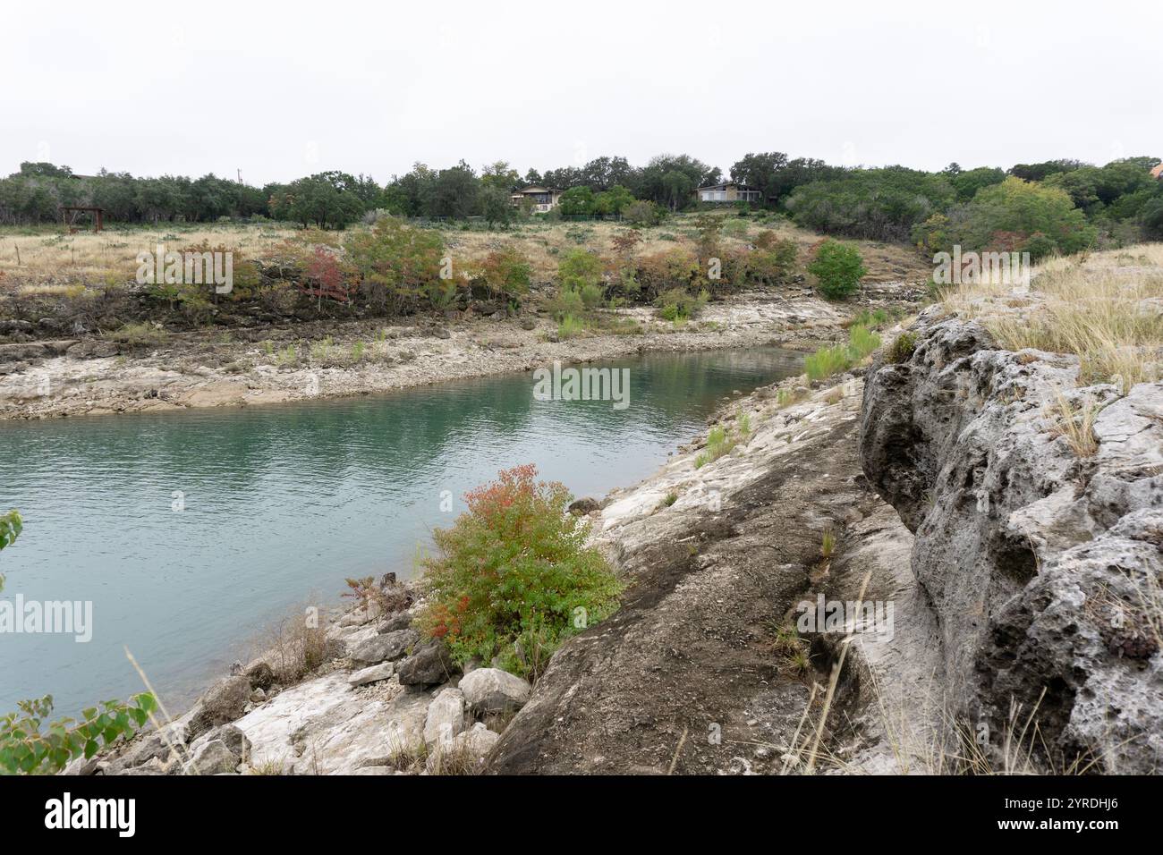 Serein Riverbank dans le paysage de Hill Country avec des teintes d'automne Banque D'Images