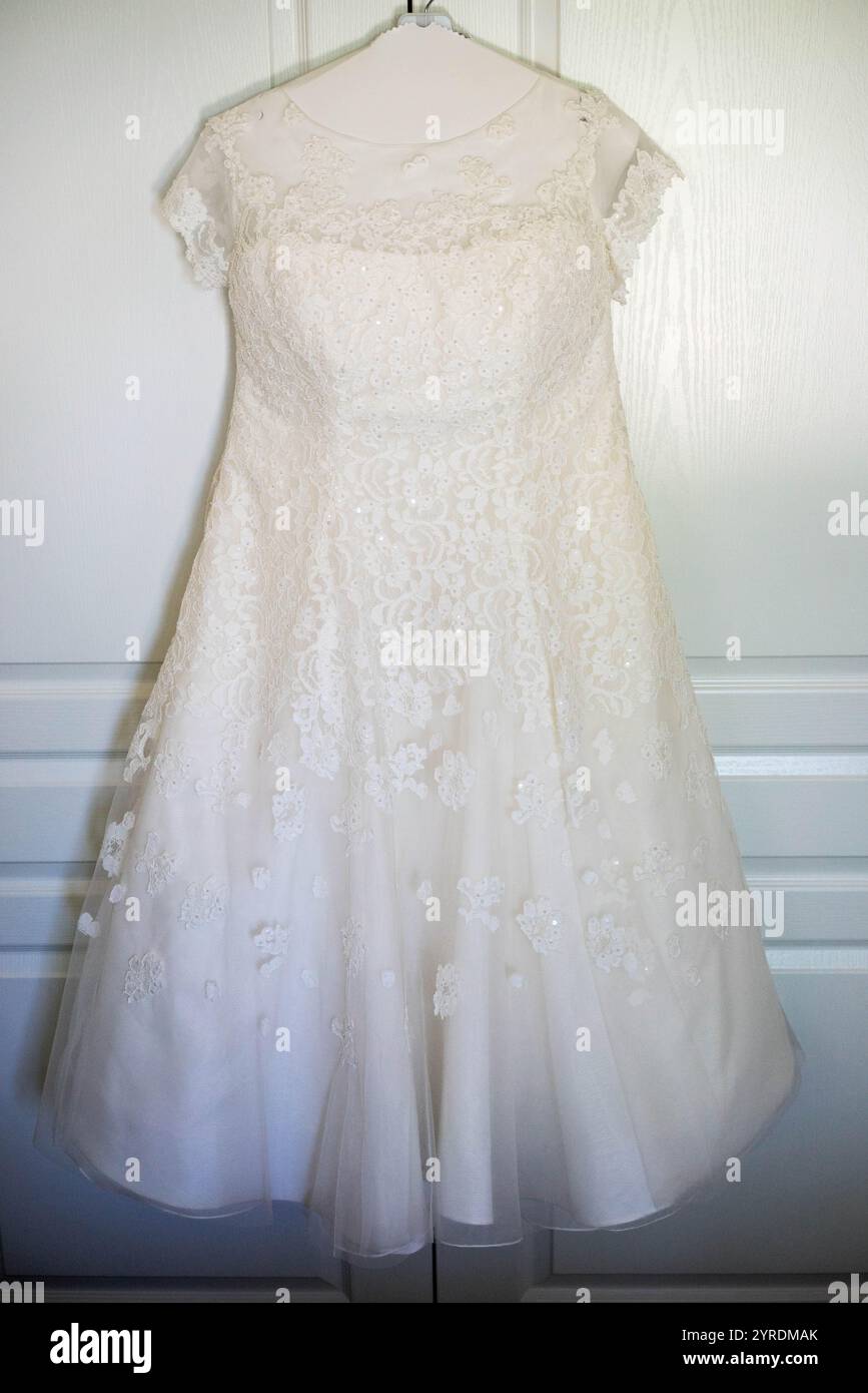 Gros plan de mariée tenant le bouquet Gypsophila dans la robe de mariée en dentelle blanche Banque D'Images