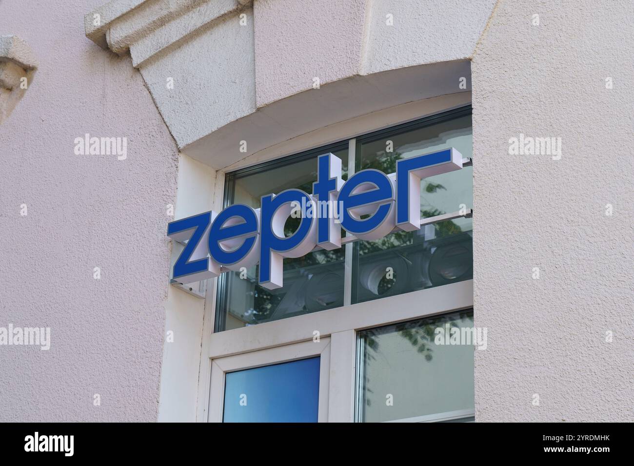 Mogilev, Biélorussie - 21 juin 2024 : une vitrine lumineuse et accueillante présente le panneau Zepter, magnifiquement éclairé sous le soleil. L'architecture élégante Banque D'Images