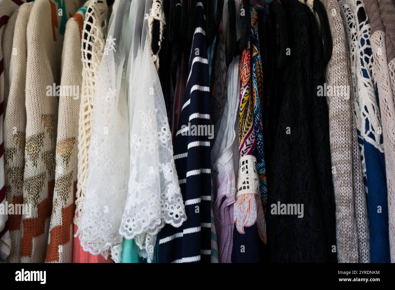 Vêtements assortis pour femmes dans le placard – variété de textures et de motifs Banque D'Images
