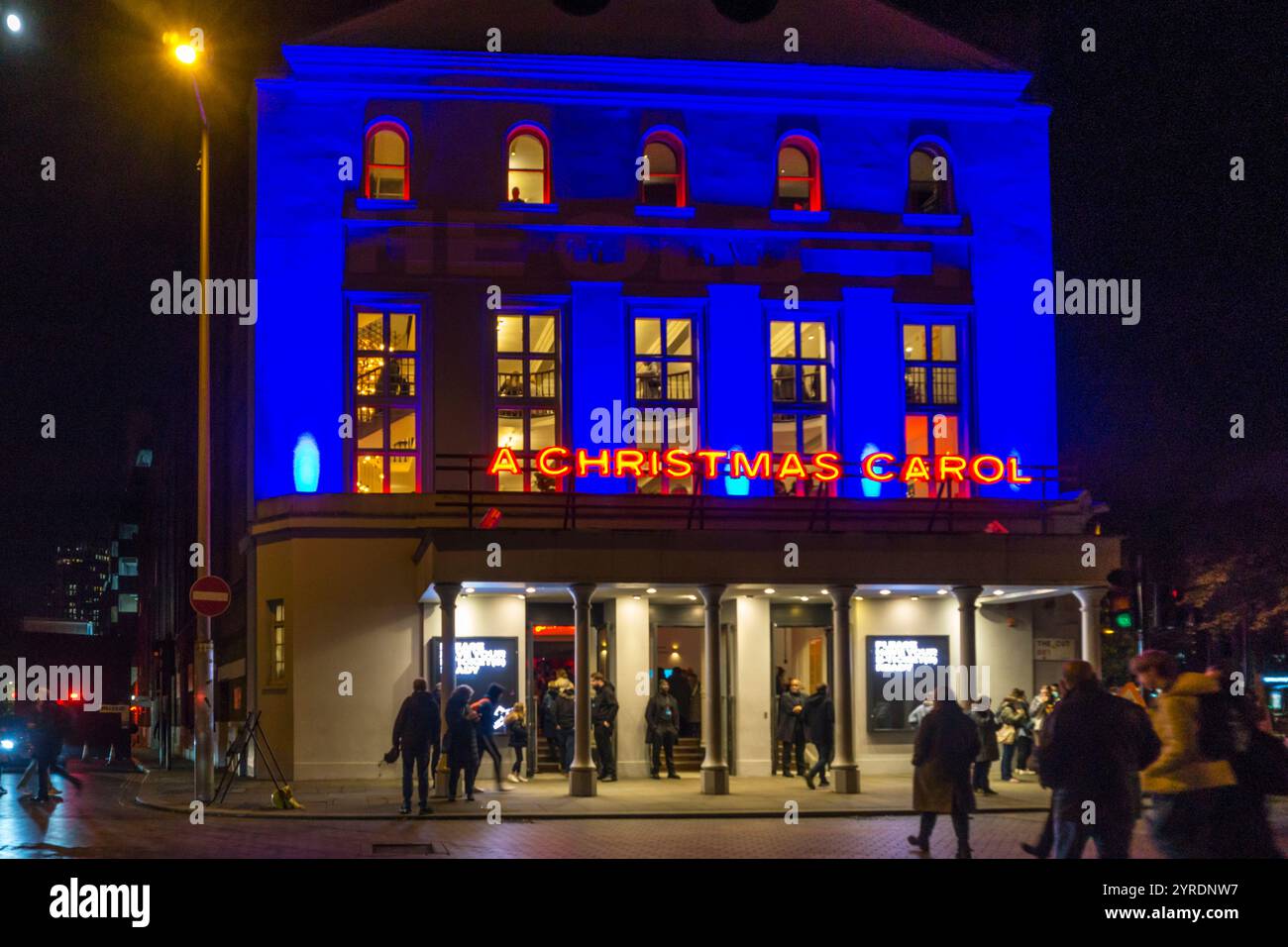 Les gens arrivant au Old Vic pour voir la production de 2024 de A Christmas Carol. Banque D'Images