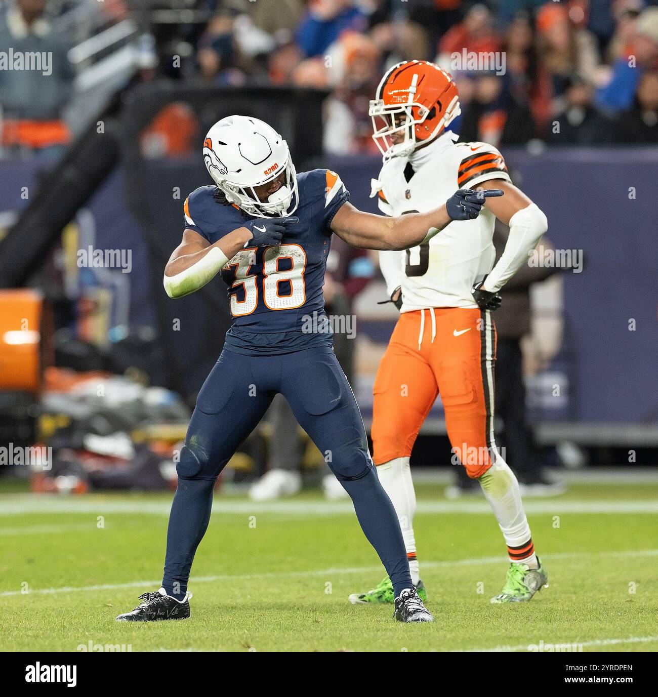 Denver, Colorado, États-Unis. 3 décembre 2024. Broncos RB KALEEL MCLAUGHLIN signale une première chute après une longue course lors de la 2e. La moitié à Empower Field à Mile High lundi soir. Les Broncos battent les Browns 41-32. (Crédit image : © Hector Acevedo/ZUMA Press Wire) USAGE ÉDITORIAL SEULEMENT! Non destiné à UN USAGE commercial ! Banque D'Images