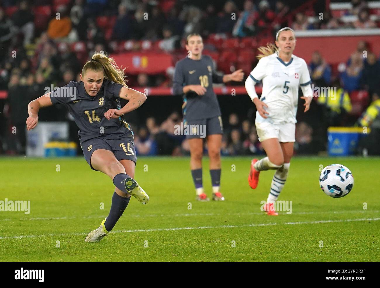 L'Angleterre Georgia Stanway tente un tir au but lors du match amical international à Bramall Lane, Sheffield. Date de la photo : mardi 3 décembre 2024. Banque D'Images