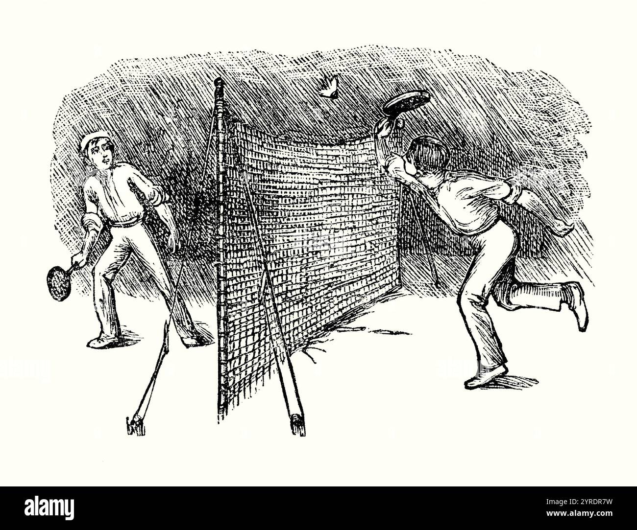 Une vieille gravure de deux hommes jouant au jeu de raquette de badminton dans les années 1800 Il est tiré du livre victorien des années 1890 sur les sports, les jeux et les passe-temps. Ils ont mis en place un filet pleine hauteur à l'extérieur. Les joueurs portent un pantalon pleine longueur blanc. Le volant est à mi-vol au-dessus du filet. Les débuts du badminton remontent au milieu des années 1800, où il a été créé par des officiers militaires britanniques stationnés dans l'Inde coloniale. Initialement appelé «Battledore», l'utilisation d'un volant plutôt que d'une balle le rend unique au tennis et au squash. Banque D'Images