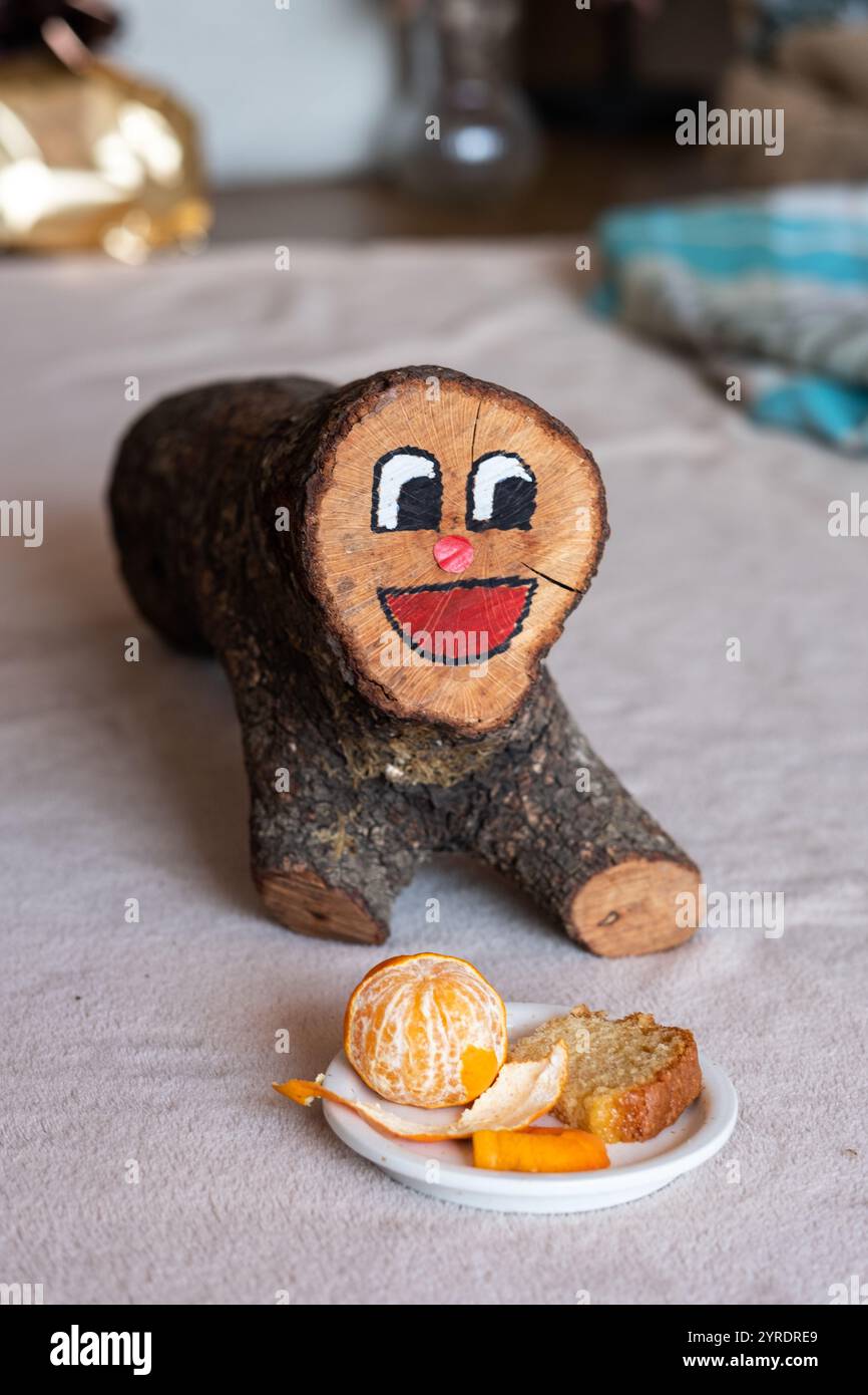 Tió de Nadal, une tradition de Noël catalane : les enfants s'en occupent jusqu'à la veille de Noël, puis tapotent dessus pour recevoir des bonbons et des cadeaux. Un symbole unique de vacances Banque D'Images