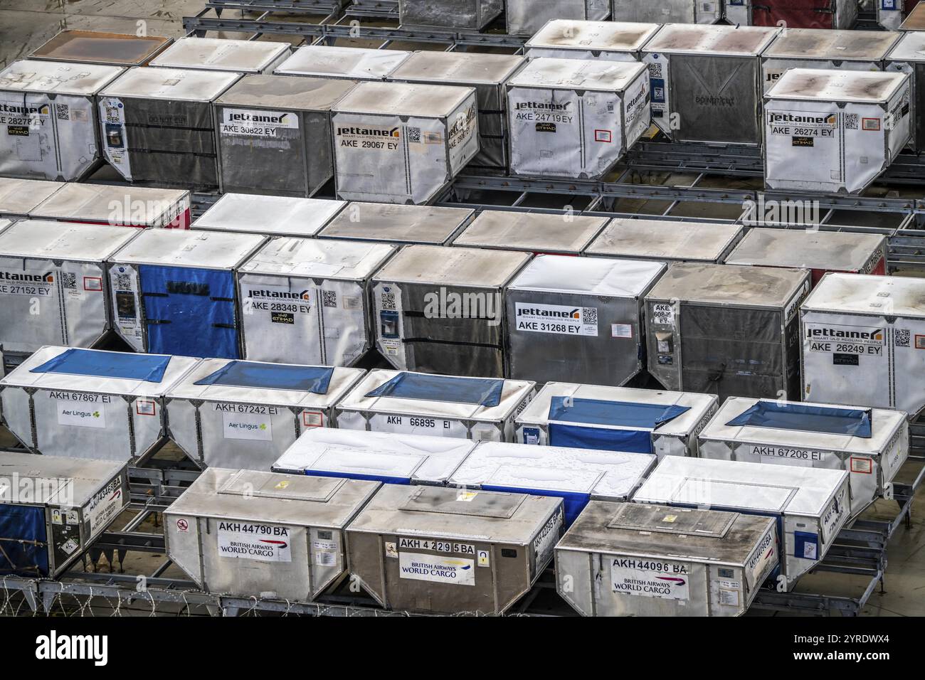 Aéroport de Duesseldorf, appareils de chargement unitaire, ULD, conteneurs pour bagages et fret pour avions à carrosserie étroite et large, bagages et fret sont pré-PA Banque D'Images