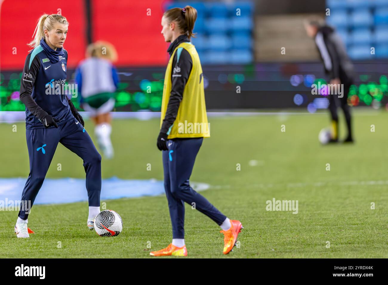 Oslo, Norvège 3 décembre 2024 Ada Hegerberg de Norvège et Olympique Lyonnais Feminin s'échauffent avant la deuxième manche des éliminatoires des qualifications du Championnat d'Europe entre les norvégiennes et les femmes d'Irlande du Nord au stade Ullevaal à Oslo, Norvège crédit : Nigel Waldron/Alamy Live News Banque D'Images