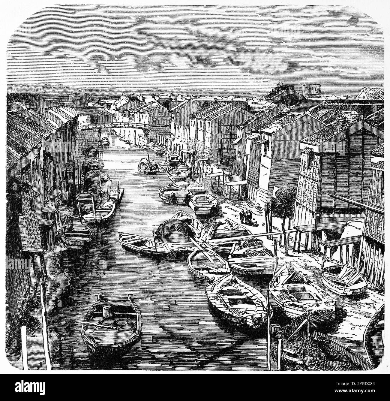 Maisons en bois et sentiers sablonneux le long d'un canal dans le vieux Tokyo, de nombreux bateaux à rames pour le transport des personnes de marchandises, pont piétonnier, Japon, Ill historique Banque D'Images