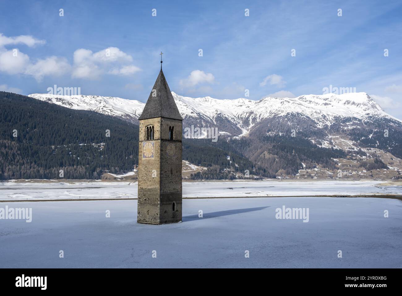 Tour d'église dans le lac Reschen en hiver, col de Reschen, Tyrol du Sud, Italie, Europe Banque D'Images