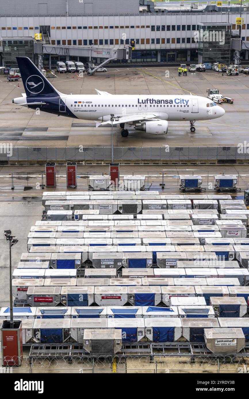 Aéroport de Duesseldorf, appareils de chargement unitaire, ULD, conteneurs pour bagages et fret pour avions à carrosserie étroite et large, bagages et fret sont pré-PA Banque D'Images