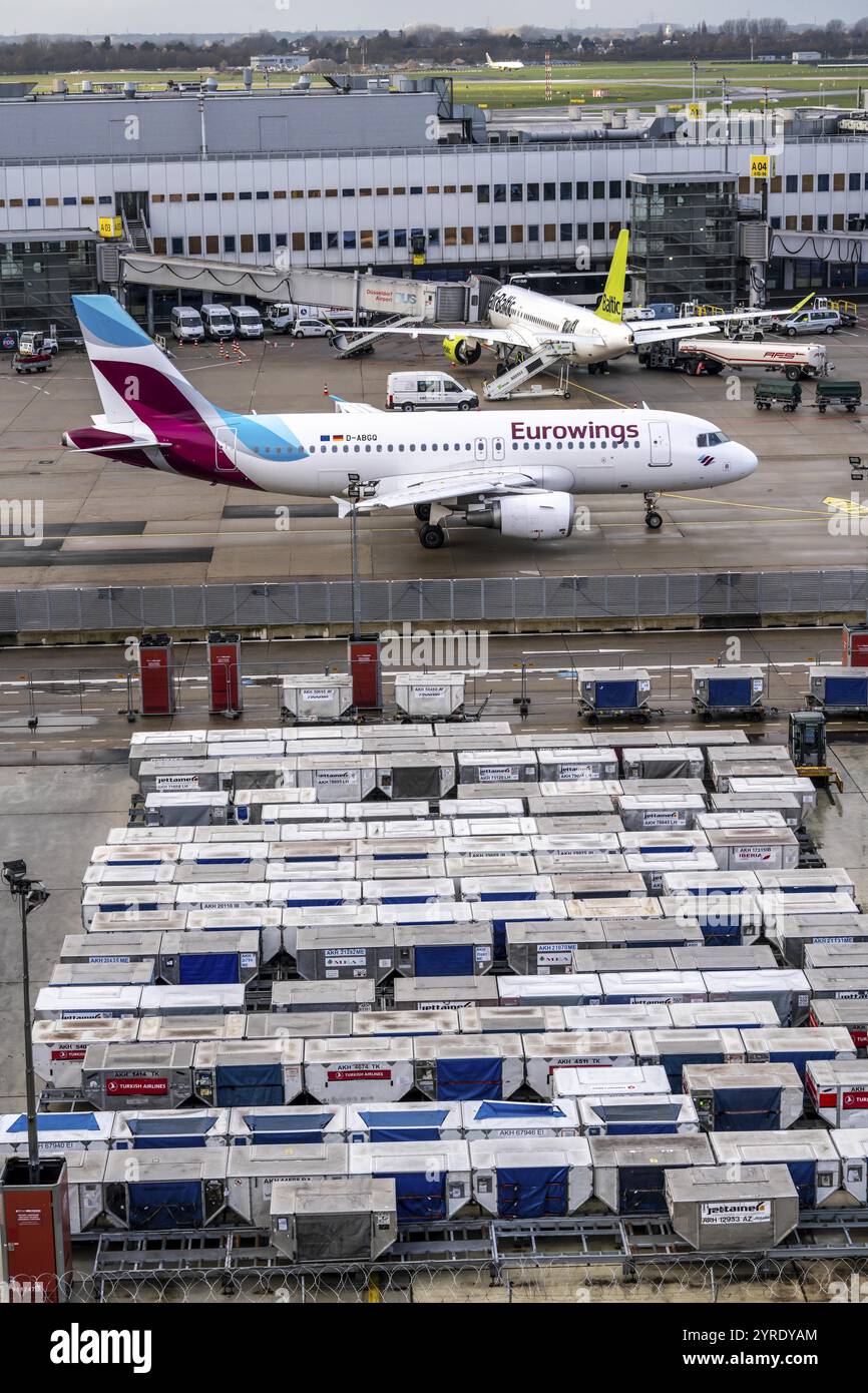 Aéroport de Duesseldorf, appareils de chargement unitaire, ULD, conteneurs pour bagages et fret pour avions à carrosserie étroite et large, bagages et fret sont pré-PA Banque D'Images