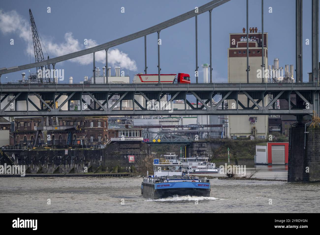 Cargo, pont Krefeld-Uerdingen sur le Rhin, près de Krefeld-Uerdingen, Rhénanie du Nord-Westphalie, Allemagne, Europe Banque D'Images