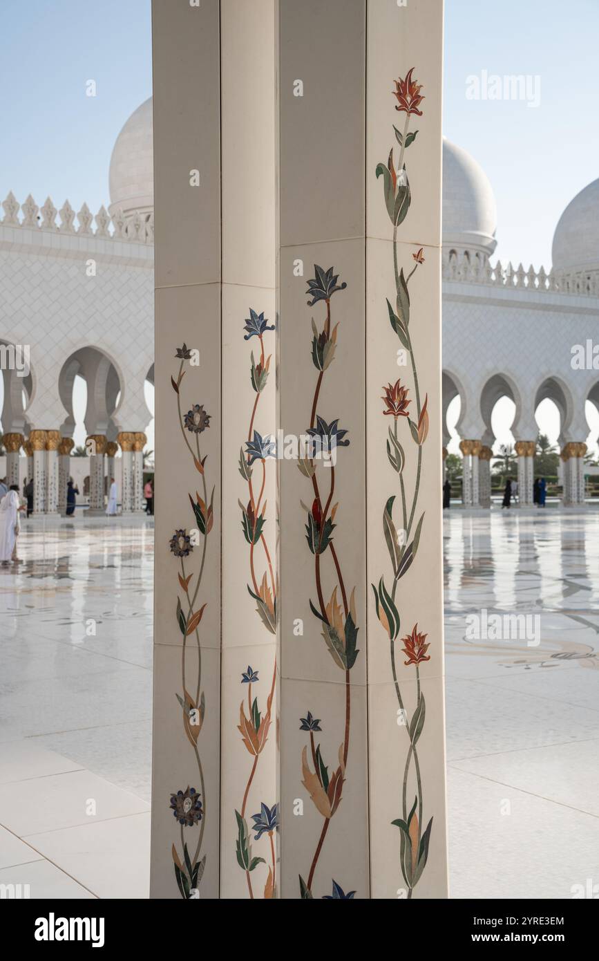 Motifs floraux complexes sur un pilier de la Grande Mosquée Sheikh Zayed, Abu Dhabi, mêlant art islamique traditionnel et architecture moderne. Banque D'Images