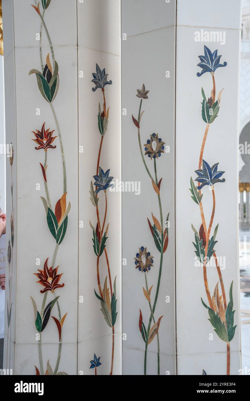 Motifs floraux complexes sur un pilier de la Grande Mosquée Sheikh Zayed, Abu Dhabi, mêlant art islamique traditionnel et architecture moderne. Banque D'Images