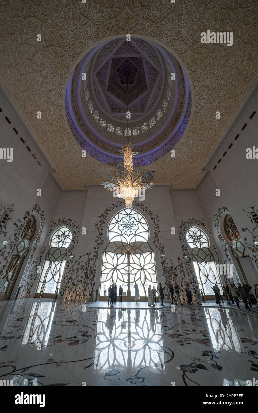 Grand lustre et motifs floraux complexes dans la Grande Mosquée Sheikh Zayed, Abu Dhabi. Un chef-d'œuvre de l'architecture et du design islamiques. Banque D'Images