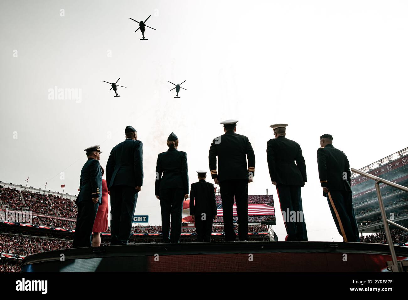 Les membres du service américain sont à l’attention pendant l’hymne national avant le match San Francisco 49ers Salute to Service vs les Seattle Seahawks au Levi’s Stadium Santa Clara, en Californie. 17 novembre 2024. Les militaires américains ont participé au jeu Salute to Service pour aider à honorer les militaires de la nation, les vétérans et leurs familles. (Photo du corps des Marines des États-Unis par le caporal Sarah M. Grawcock) Banque D'Images