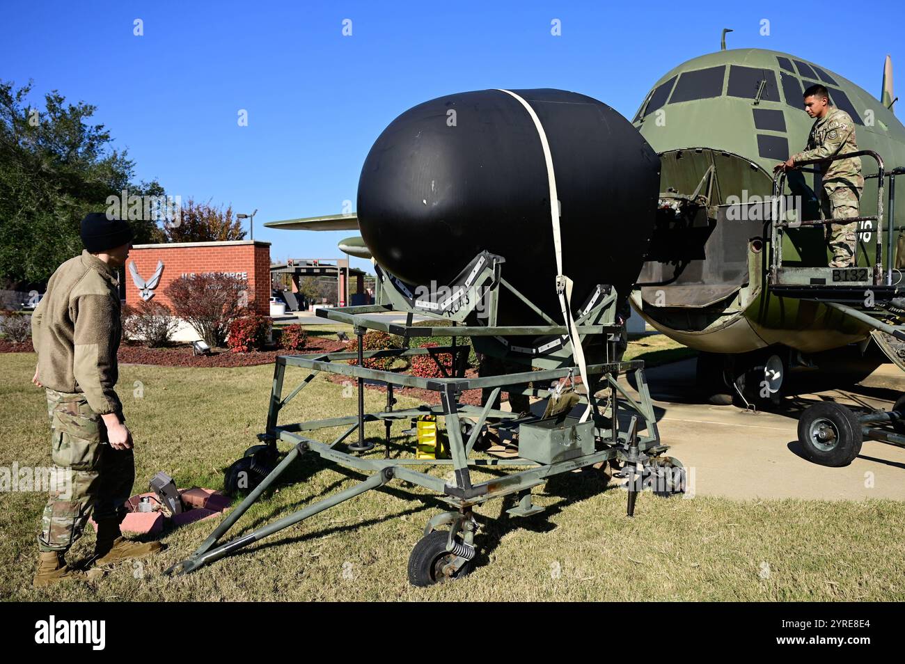 Des aviateurs du 19th maintenance Squadron démontent le nez d'un C-130A Hercules de l'US Air Force à Little Rock Air Force base, Arkansas, Dec. 2, 2024. Le 19e MXS a relevé le défi festif de transformer un avion C-130A Hercules à l'extérieur de la base en un spectacle Rudolph le renne au nez rouge, un effort animé axé sur l'amélioration du moral, la promotion de l'unité et la diffusion de la joie des fêtes parmi le personnel. (Photo de l'US Air Force par l'aviateur Aidan Stein) Banque D'Images