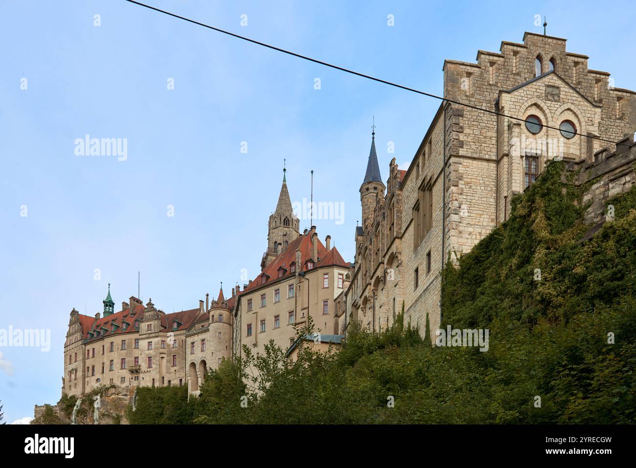 Majestueux château de Sigmaringen perché sur une falaise accidentée au-dessus du Danube tranquille : la résidence historique Hohenzollern présente l'architecture médiévale et le Royal C. Banque D'Images