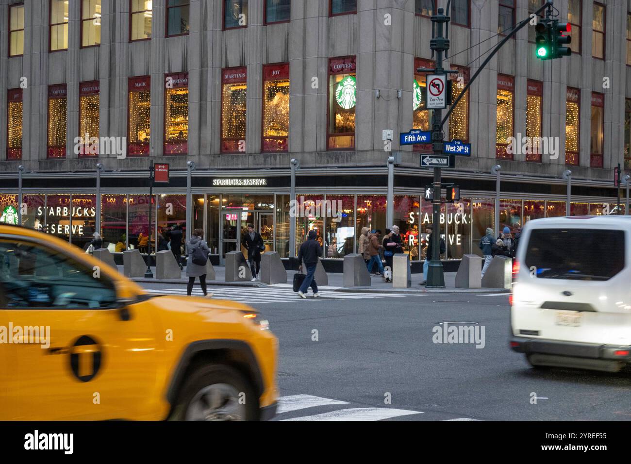 Starbucks Reserve est un café/restaurant/boutique de cadeaux de trois étages situé dans l'Empire State Building, 2024, New York City, États-Unis Banque D'Images